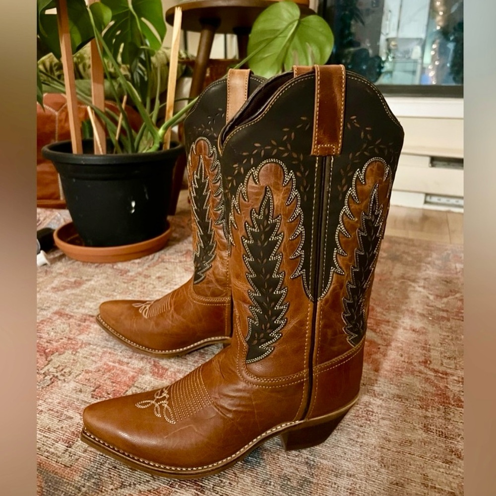 Brand new Laredo Women's Honey and Black Cowgirl Boots 8 Genuine leather.